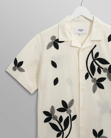 Wax London DIDCOT SS SHIRT BLOOM APPLIQUE ECRU / BLACK - KYOTO - Wax London