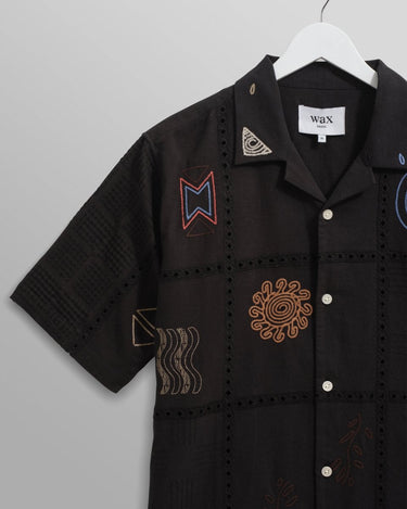 Wax London DIDCOT SS SHIRT DOODLE EMBROIDERY NAVY / MULTI - KYOTO - Wax London